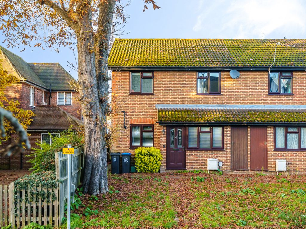 1 bed end terrace house for sale in Chestnut Walk, Byfleet, West