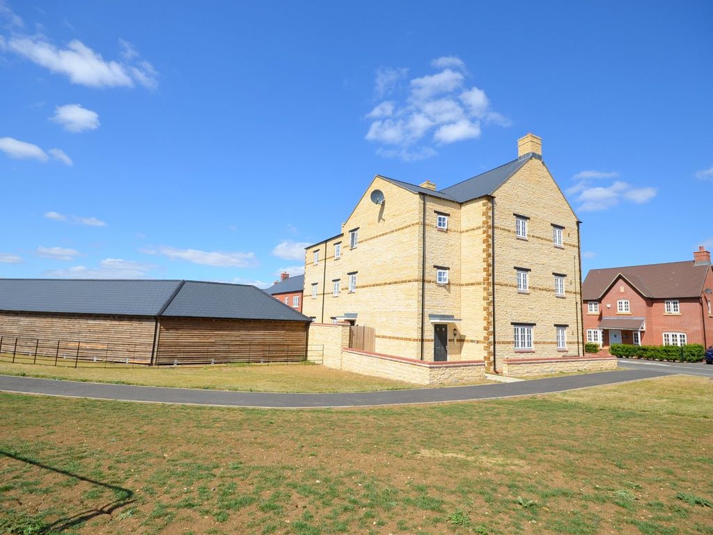 2 bed flat to rent in Poppyfield Road, Wootton, Northampton
