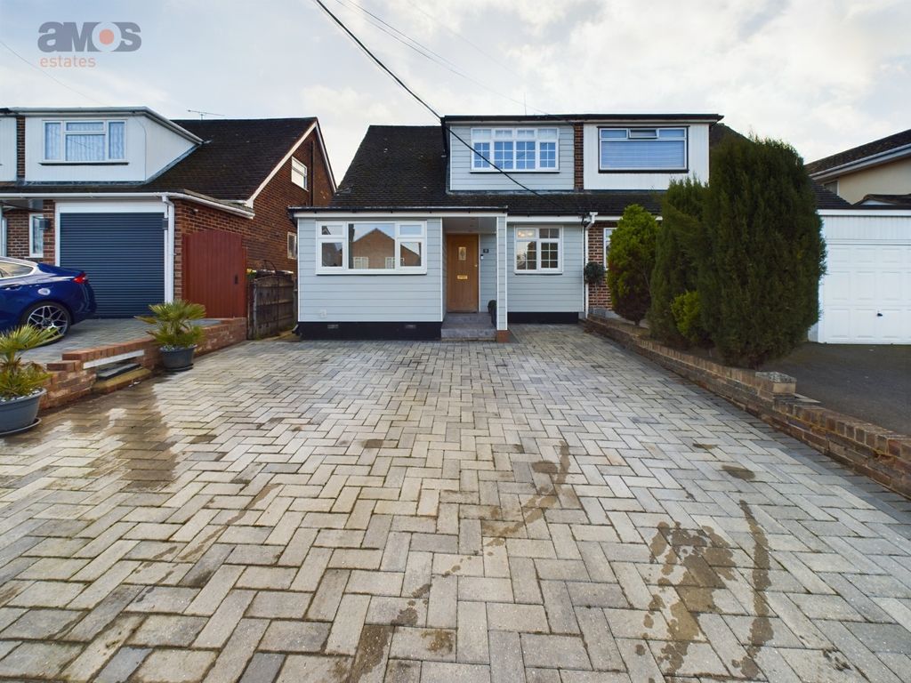 4 bed semidetached house for sale in Creek View Avenue, Hullbridge