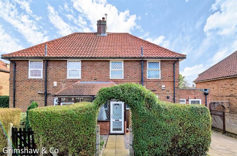 4 bed property for sale in Saxon Drive, London W3 Zoopla