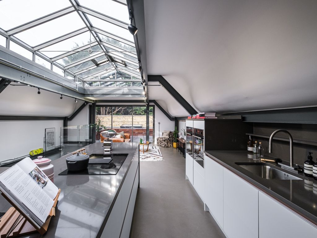 Ronin Mews, Hackney E8