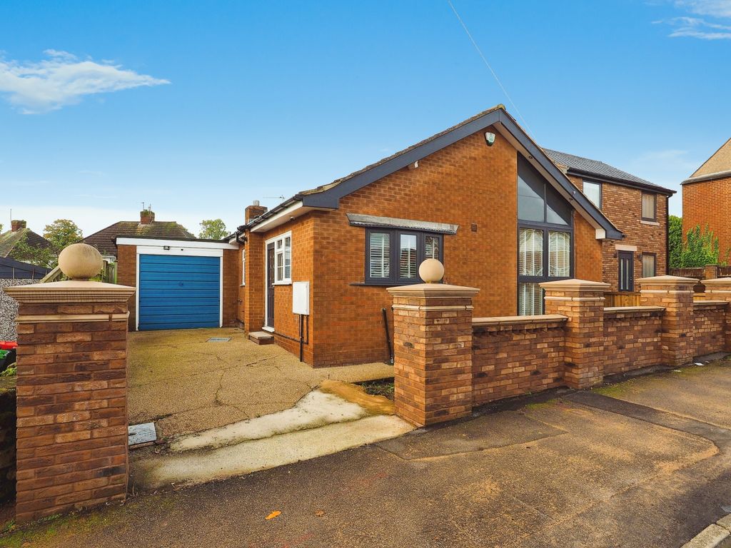 2 bed bungalow for sale in Beardall Street, Hucknall, Nottingham