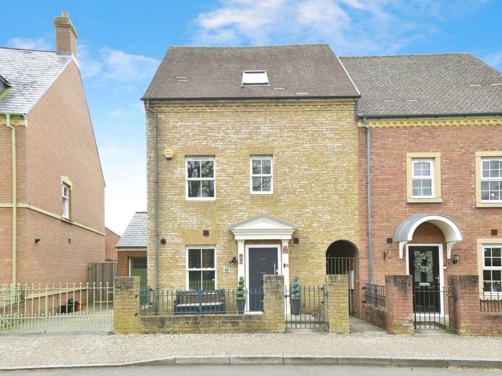 4 bed semidetached house for sale in Fernacre Road Wichelstowe