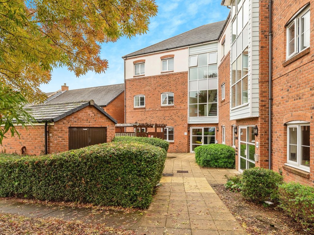 2 bed flat for sale in Sir Thomas White Close, Warwick, Warwickshire