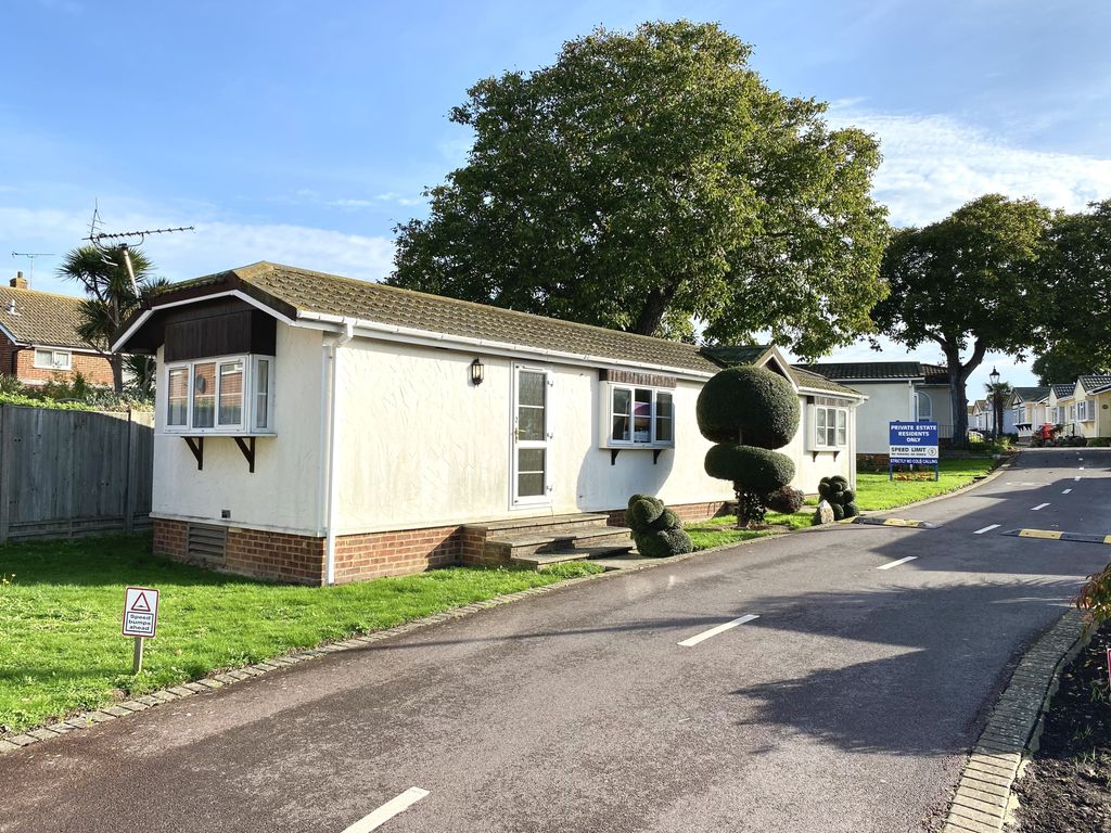 2 bed mobile/park home for sale in Court Mount, Canterbury Road