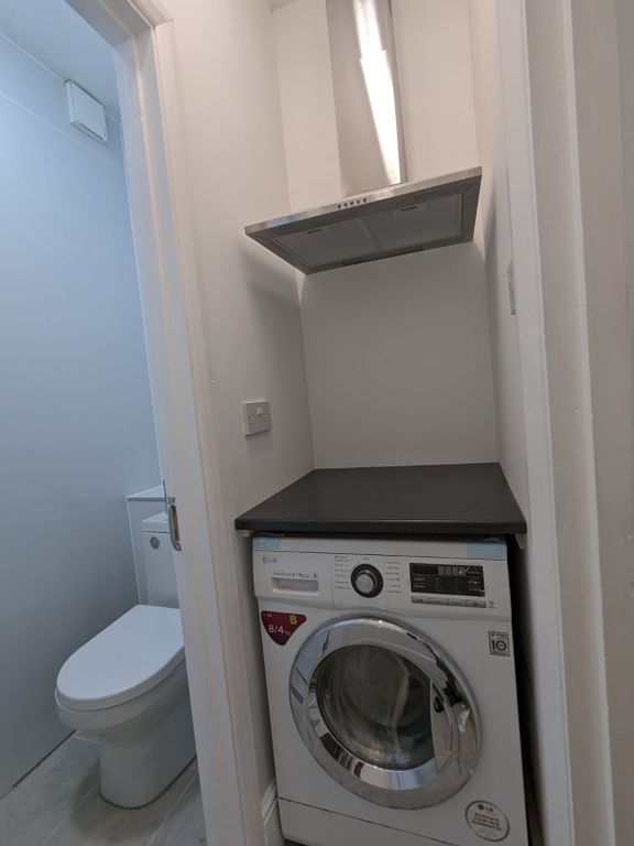 Studio to rent in Falmouth Gardens, Ilford IG4, £975 pcm Zoopla