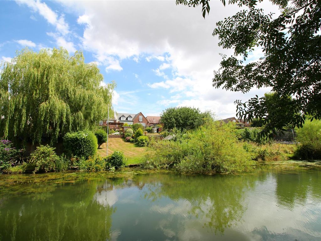 4 bed semidetached house for sale in Southbank Road, Northchurch