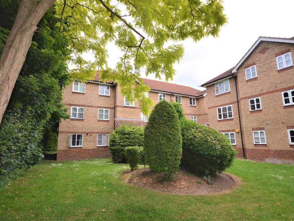 2 bed flat to rent in Worcester Gardens, Slough SL1 Zoopla