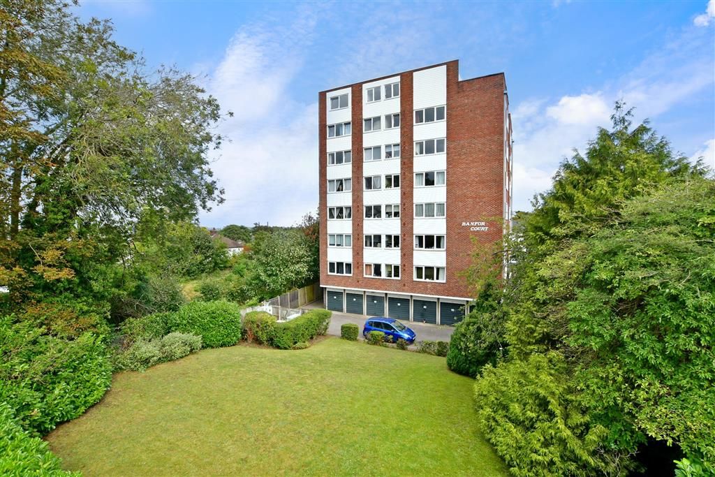 2 bed flat for sale in Clarendon Road, Wallington, Surrey SM6, £275,000