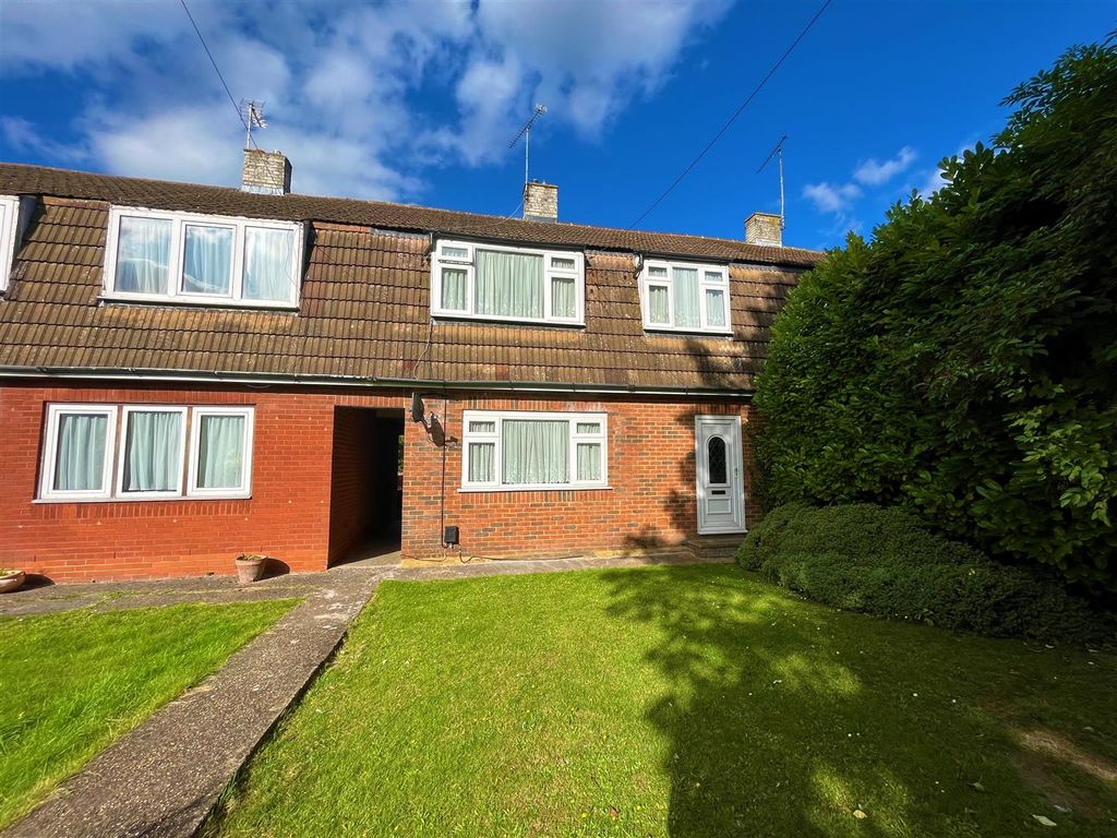 4 bed terraced house for sale in Aldbanks, Dunstable, Bedfordshire LU6