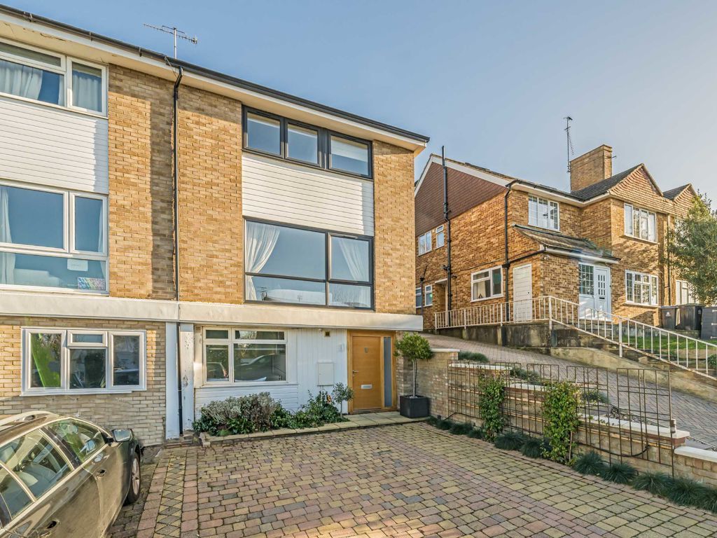 4 bed property to rent in Kelvedon Close, Kingston Upon Thames KT2, £