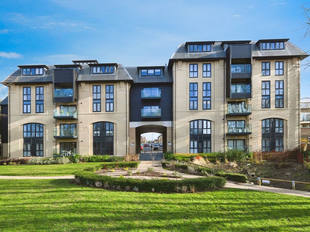 2 bed flat for sale in The Causeway, Great Baddow, Chelmsford, Essex