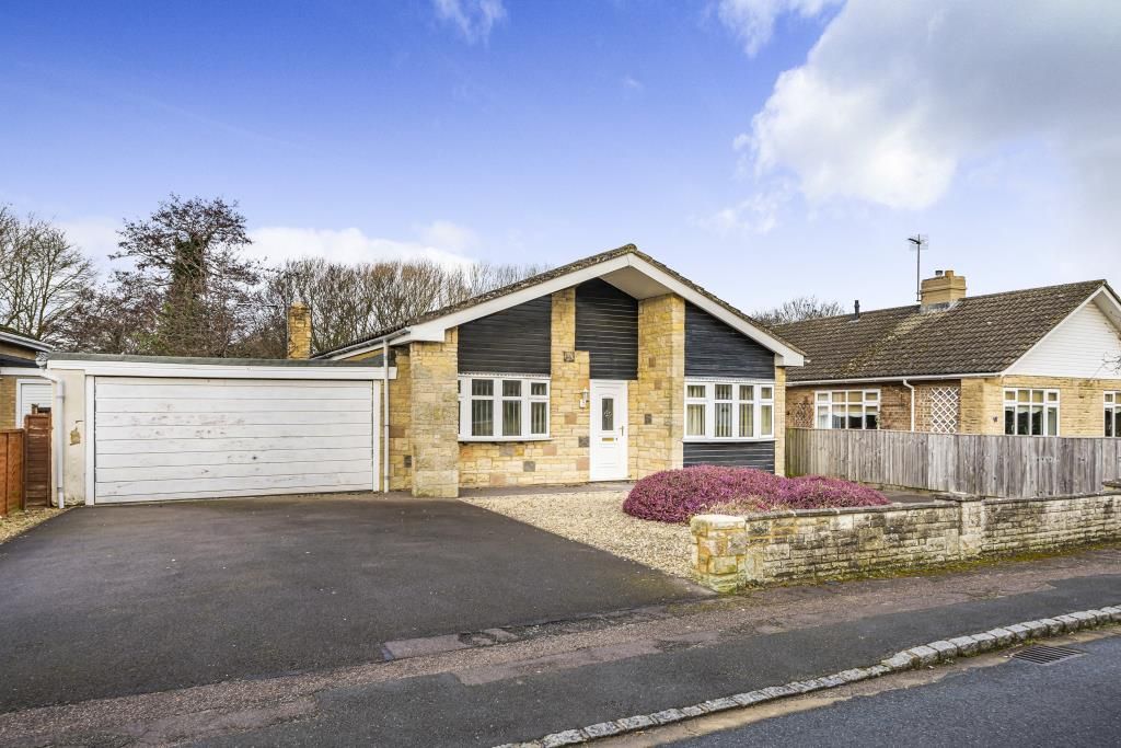 3 bed detached bungalow for sale in Bicester, Oxfordshire OX26, £