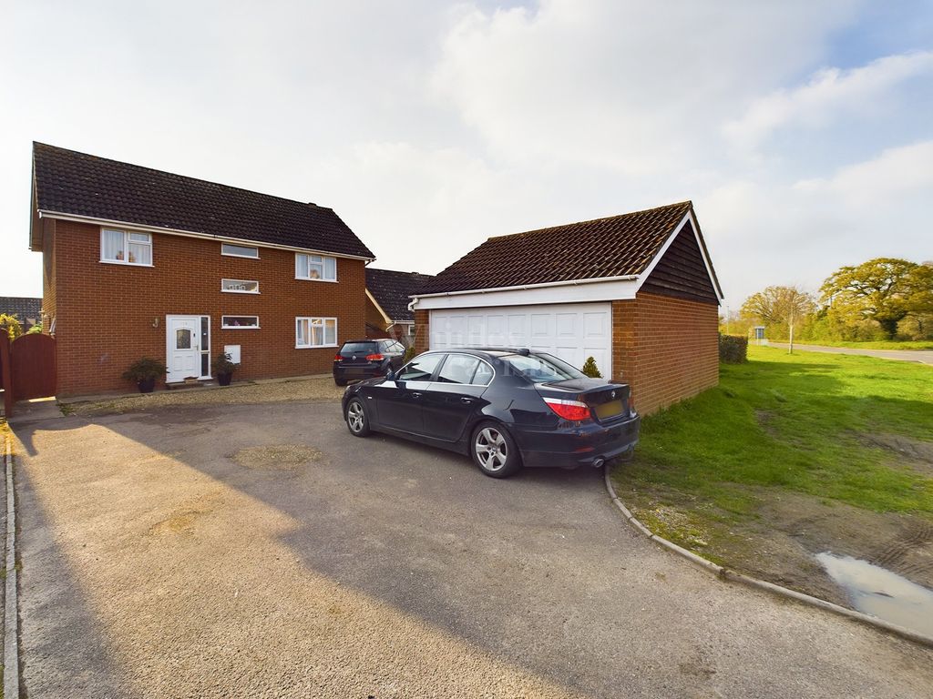 4 bed detached house for sale in Shelfanger Road, Roydon, Diss IP22