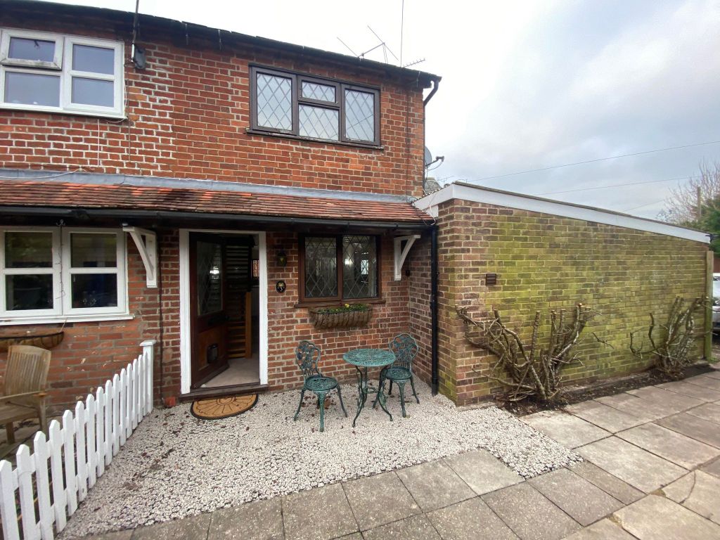 2 bed end terrace house to rent in Wheatsheaf Lane, Newbury RG14, £