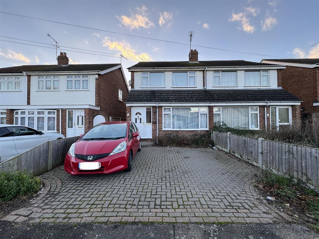 4 bed semidetached house for sale in Morley Hill, Corringham, Stanford