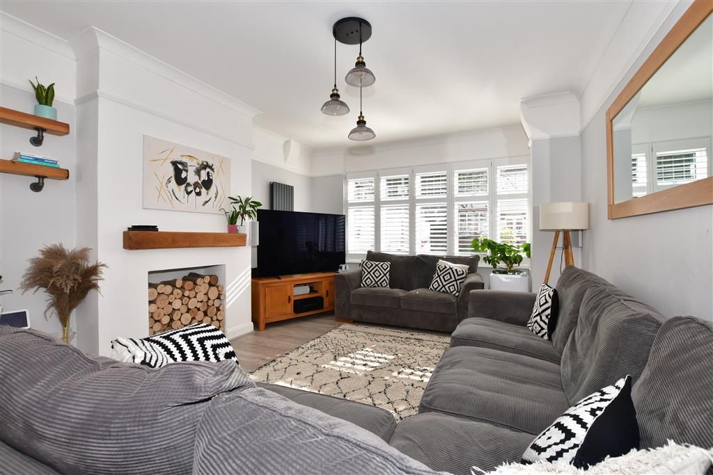 3 bed semidetached house for sale in Godalming Avenue, Wallington