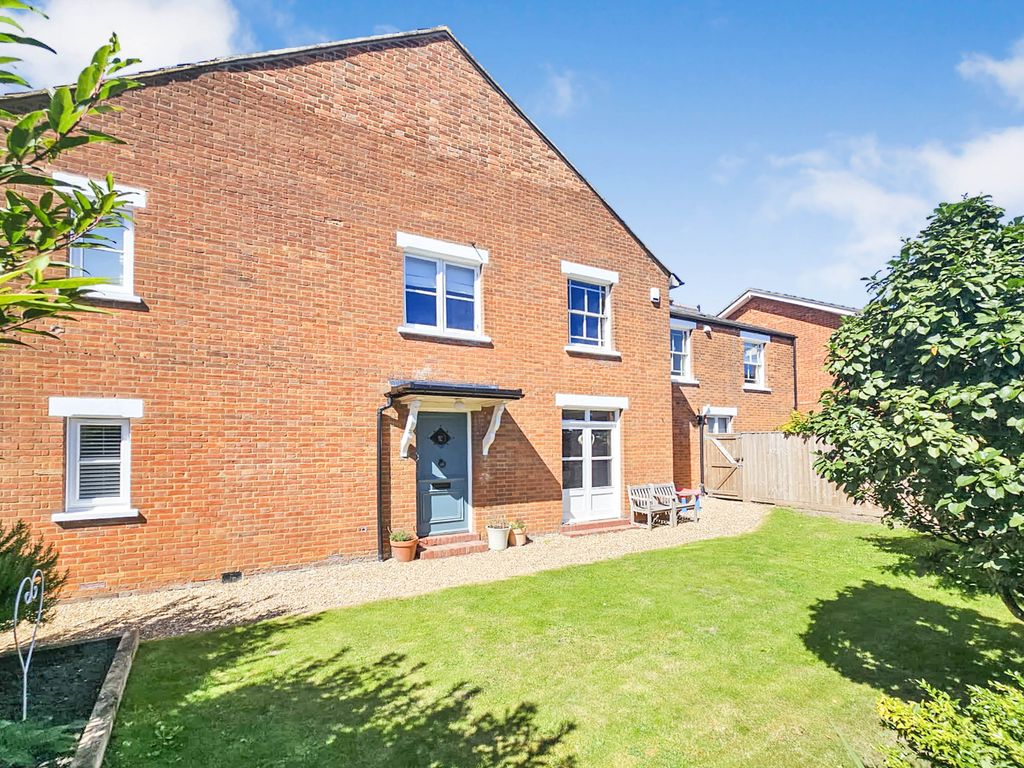3 bed detached house for sale in Manor Road, Aylesbury HP20, £425,000