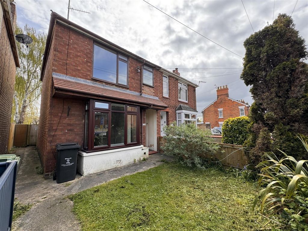 3 bed semidetached house for sale in St. Philips Road, Swindon SN2, £