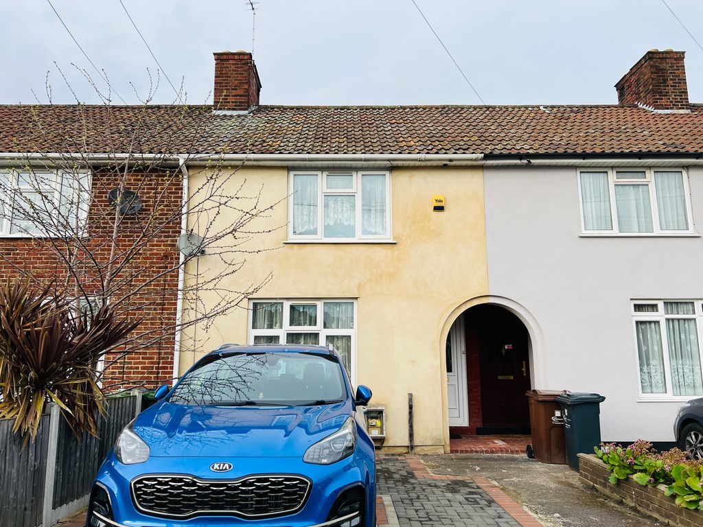 2 bed terraced house to rent in Marlborough Road, Dagenham RM8, £1,800