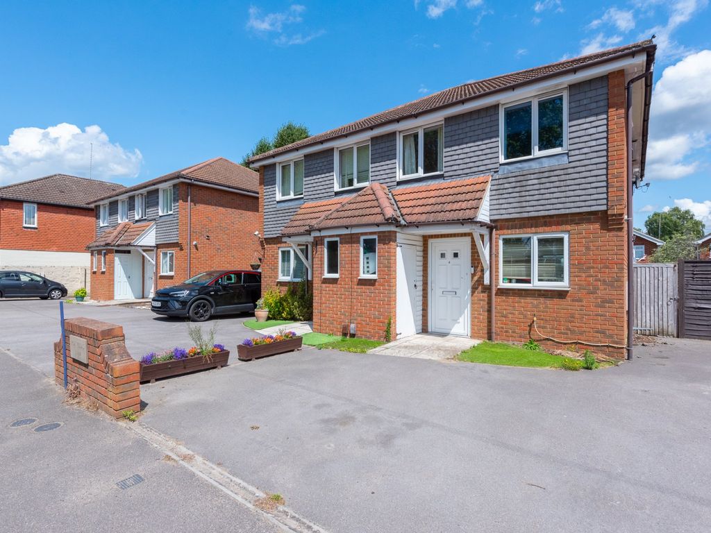 3 bed semidetached house for sale in Hawley Road, Blackwater