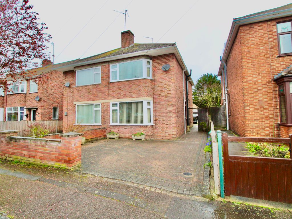 3 bed semidetached house for sale in Gloucester Road, Fletton