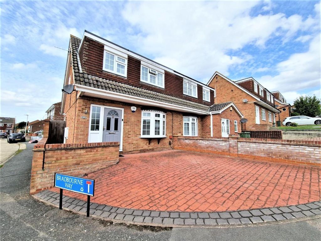3 bed semidetached house for sale in Fairleigh Road, Pitsea, Basildon