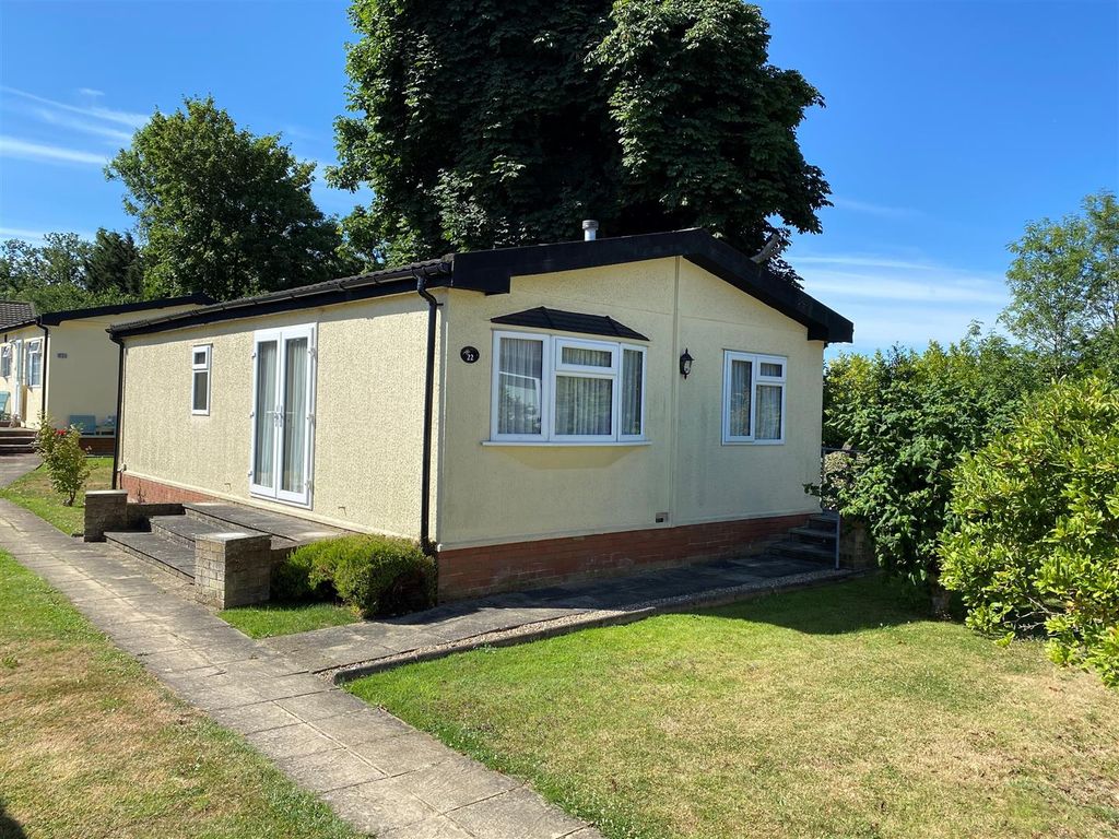 2 bed mobile/park home for sale in The Firs Park, Woodside Lane