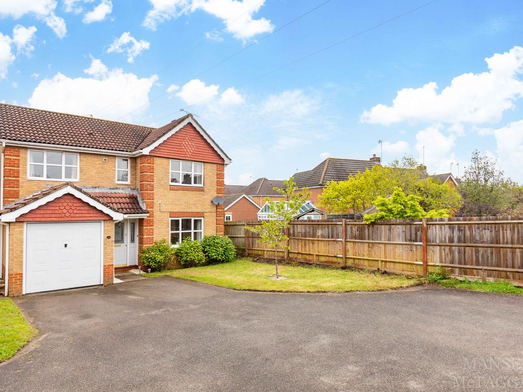 4 bed detached house for sale in Carter Road, Maidenbower RH10, £