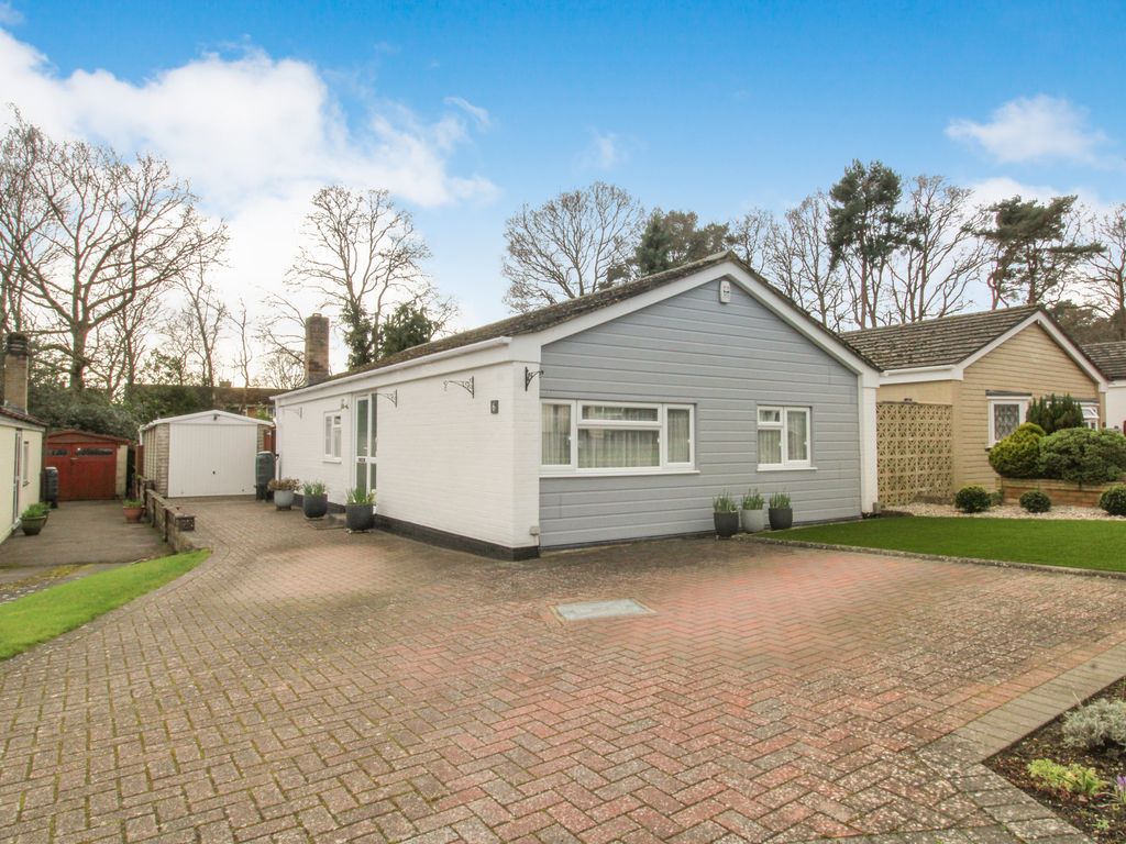 3 bed bungalow for sale in Lockwood Close, Farnborough GU14, £475,000