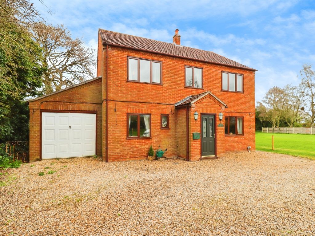 3 bed detached house for sale in Norwich Road, Cawston, Norwich NR10, £
