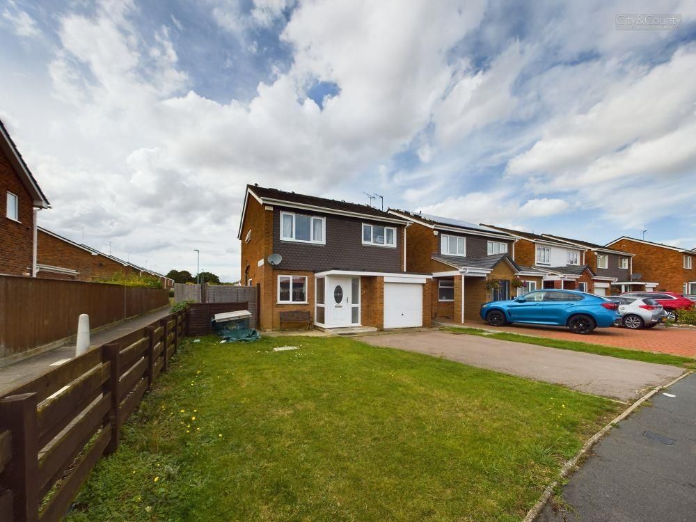 4 bed detached house for sale in Harewood Gardens, Longthorpe