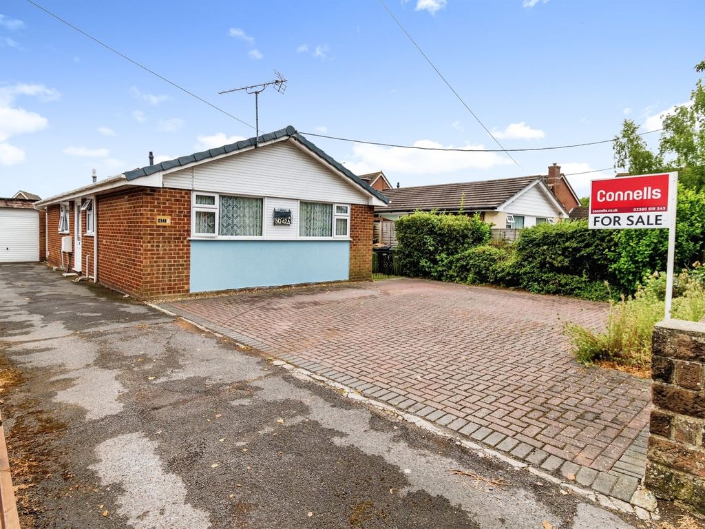 3 bed detached bungalow for sale in Fair Oak Road,