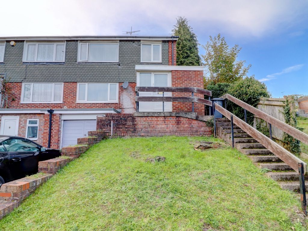 3 bed semidetached house for sale in Pettifer Way, High HP12