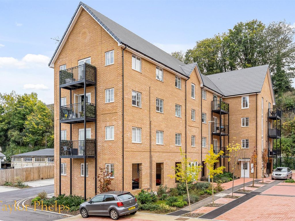 2 bed flat to rent in Arnold Close, Hertford SG13 Zoopla