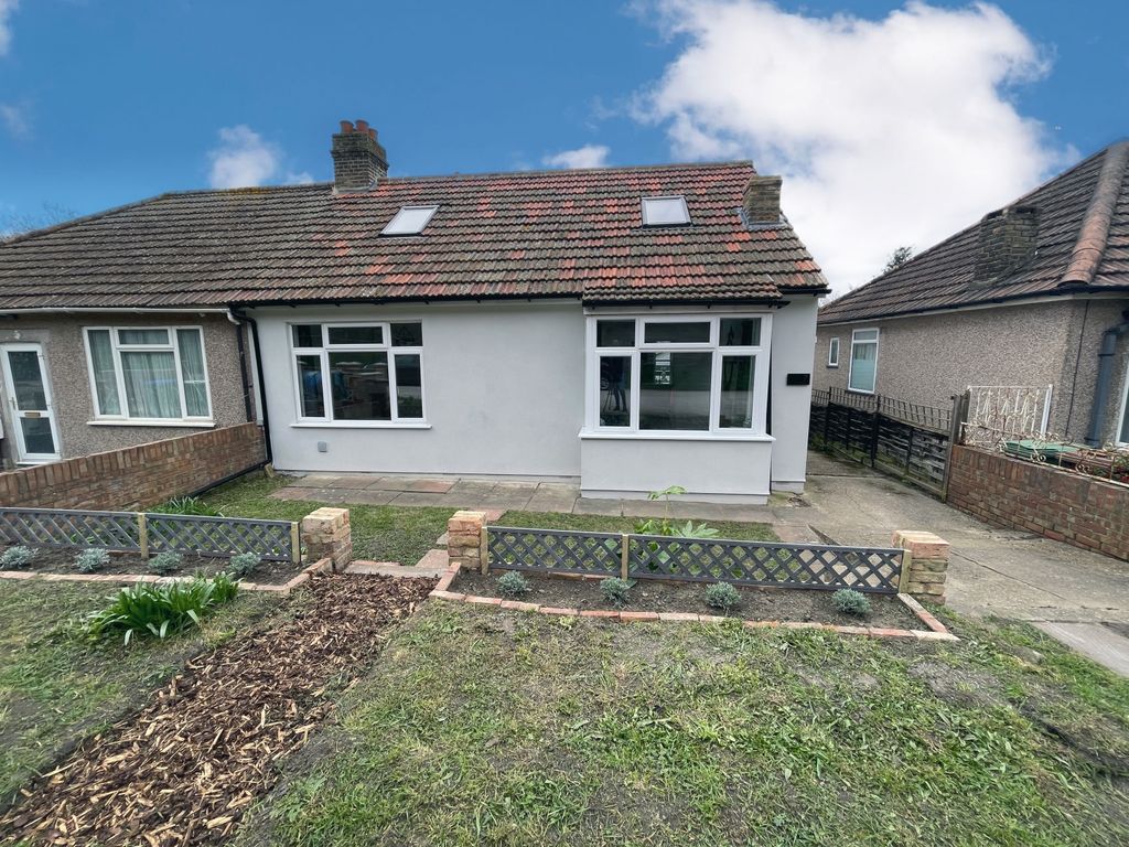 3 bed semidetached bungalow for sale in Parkside Road, Belvedere, Kent