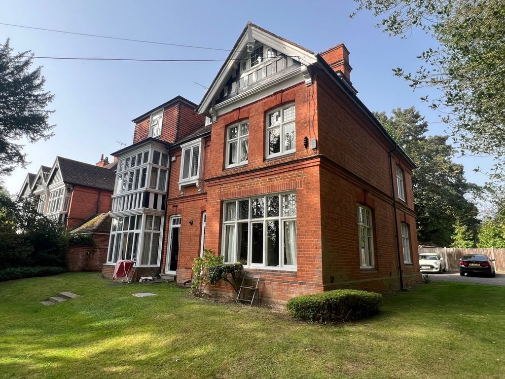 1 bed flat to rent in Hollywood, Kinburn Drive, Egham, Surrey TW20, £