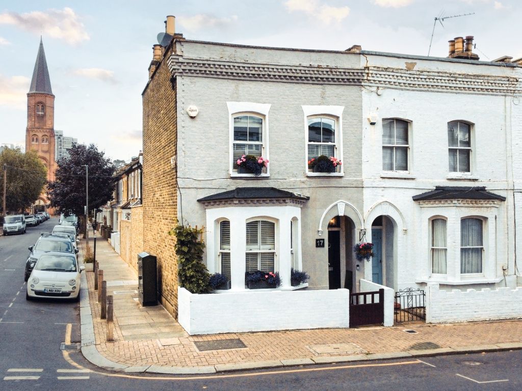 3 bed end terrace house for sale in Shuttleworth Road, London, Greater