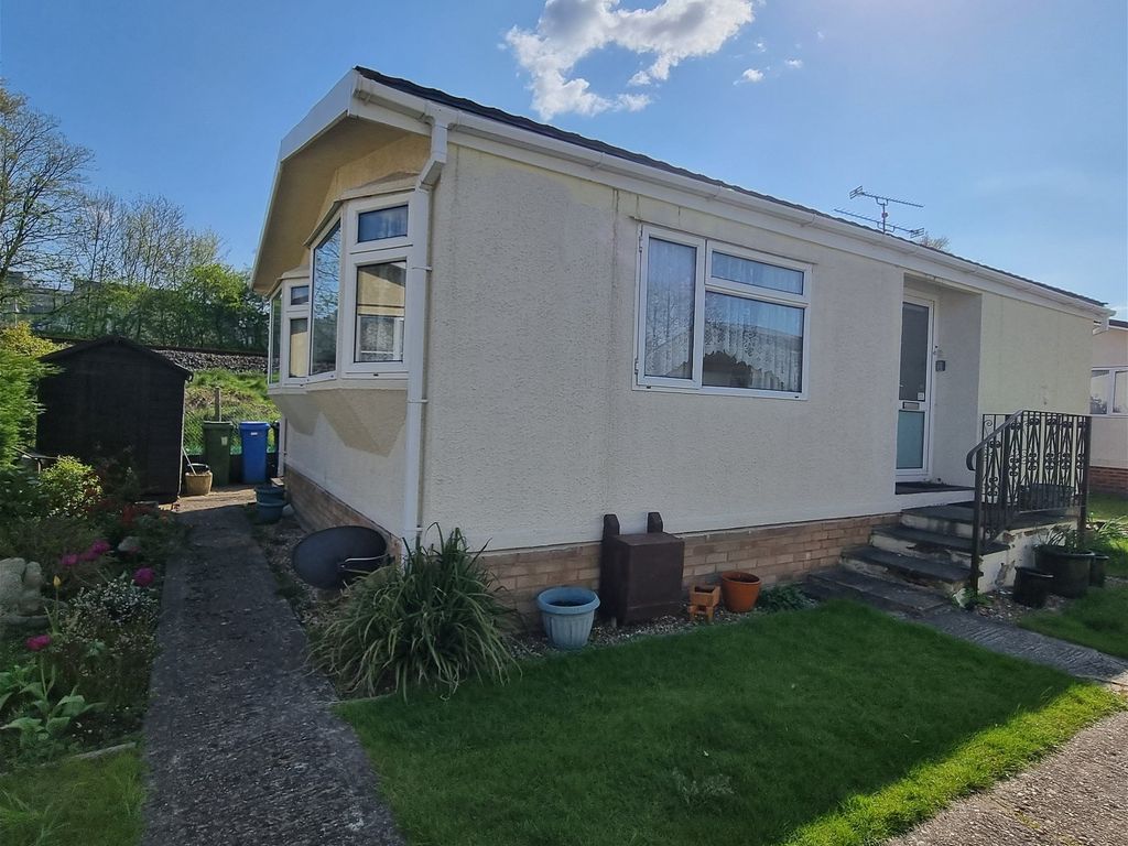 2 bed mobile/park home for sale in Fleet Road, Farnborough GU14 Zoopla