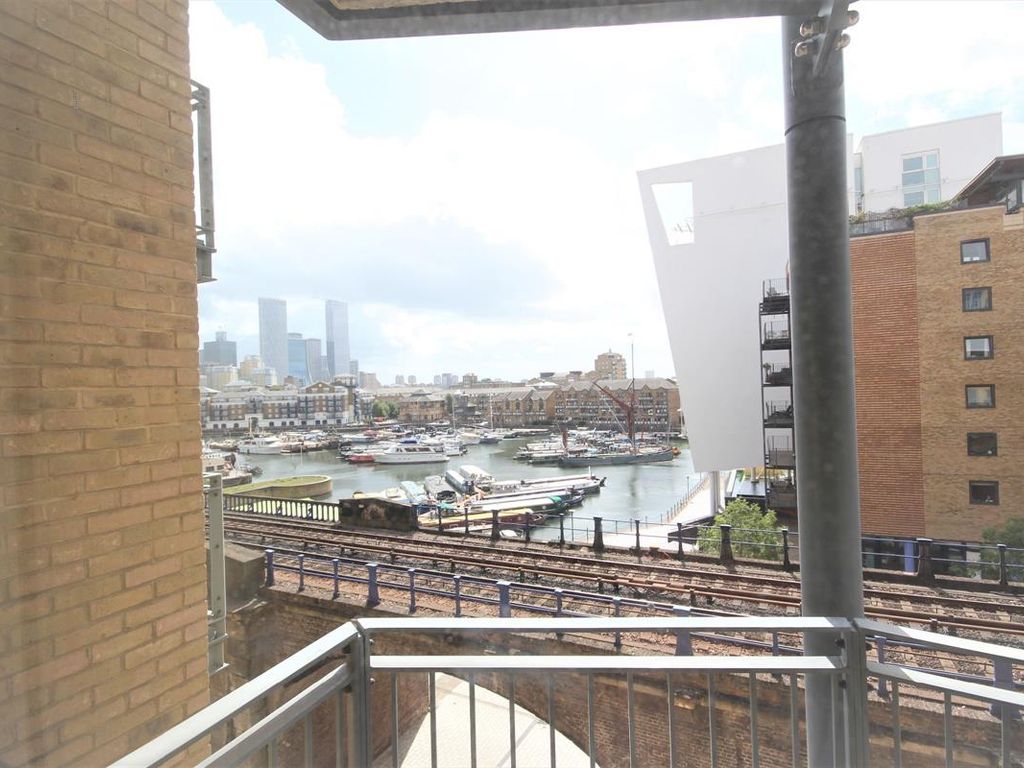 Flat, Commercial Road, London E14