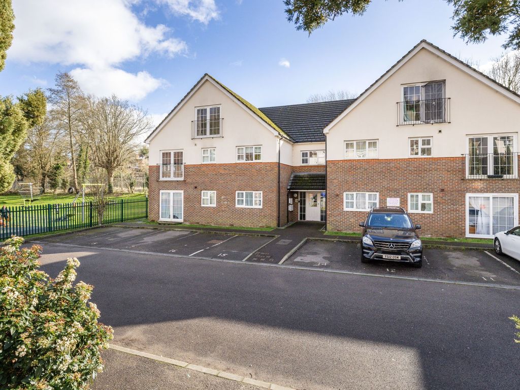 2 bed flat for sale in Stafford Rise, Caterham CR3, £116,000 Zoopla