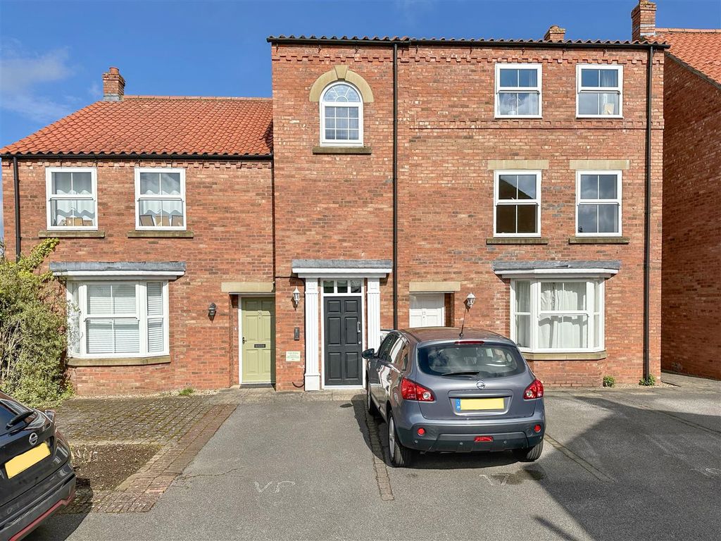 2 bed flat to rent in Wilkinsons Court, Easingwold, York YO61, £775 pcm