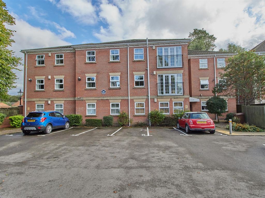 2 bed flat for sale in Queens Park Court London Road Hinckley LE10 £ 2 bed flat for sale in Queens Park Court London Road Hinckley LE10 £