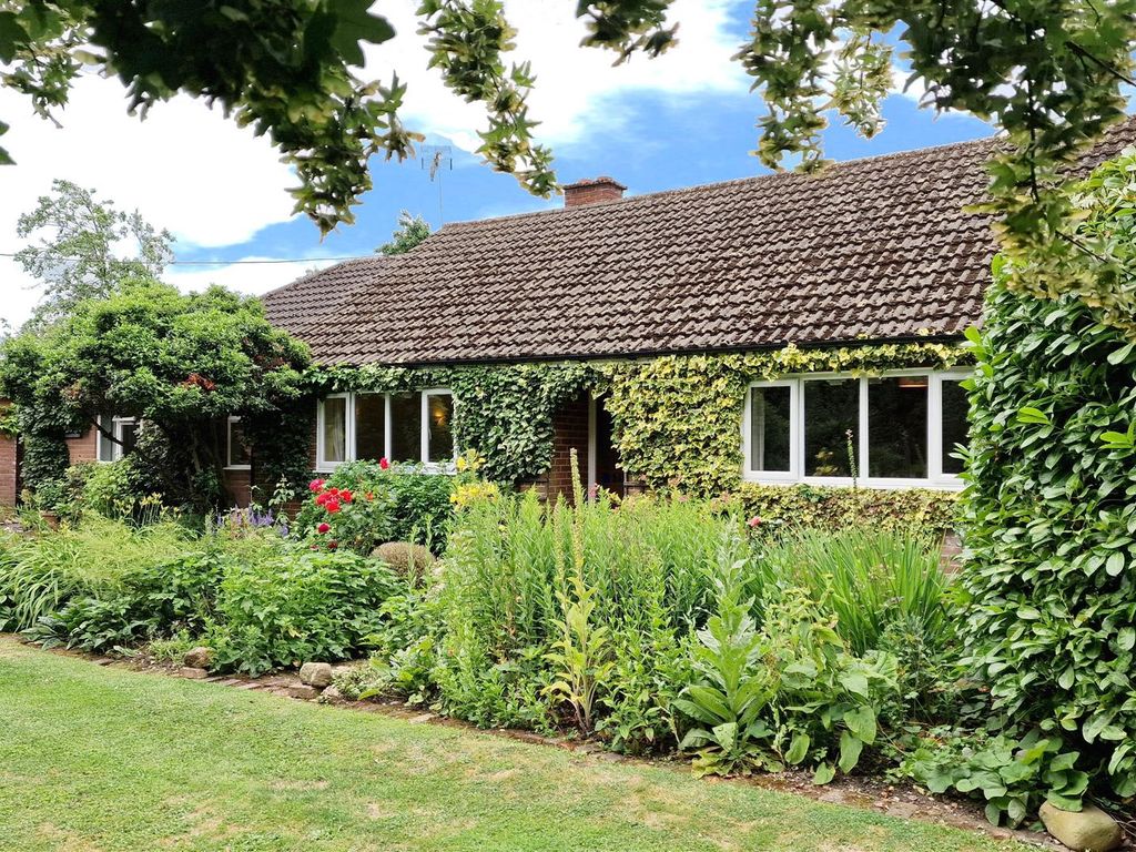 4 bed detached bungalow for sale in Giffords Lane, Haultwick, Nr. Ware