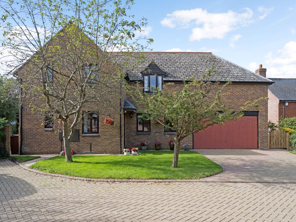 4 bed detached house for sale in Milton Road, Bloxham OX15, £725,000