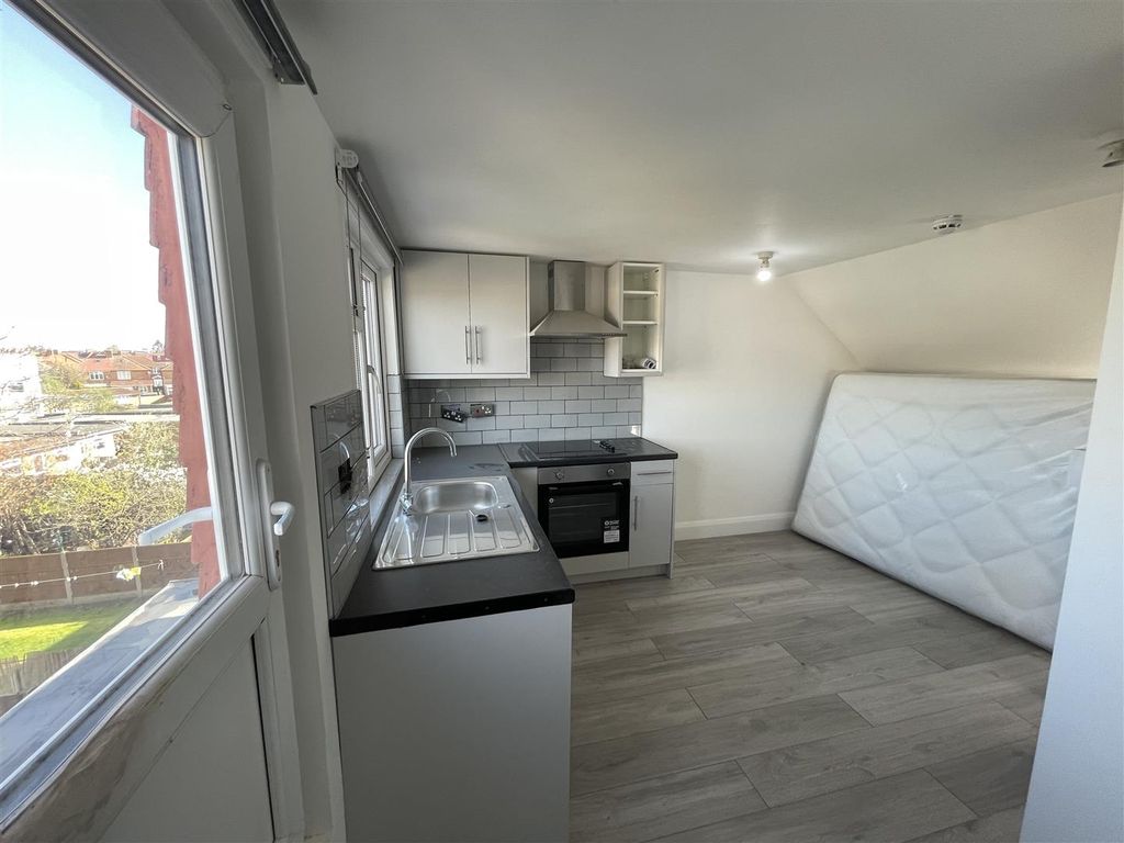 Studio to rent in Taunton Avenue, Hounslow TW3, £1,250 pcm Zoopla