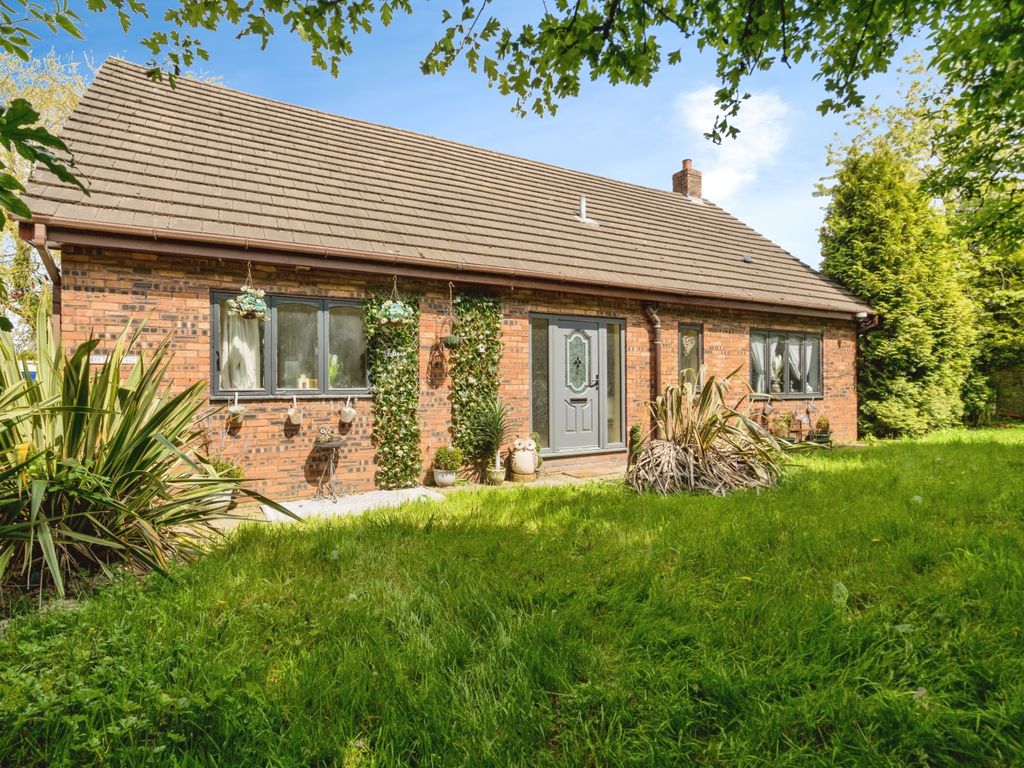 4 bed bungalow for sale in Chorley Road, Westhoughton, Bolton BL5, £