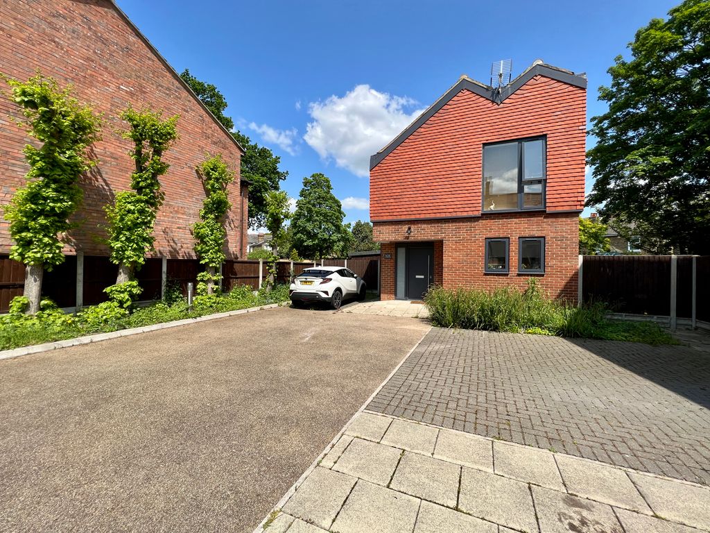 3 bed detached house to rent in Aldersbrook Road, London E12 Zoopla