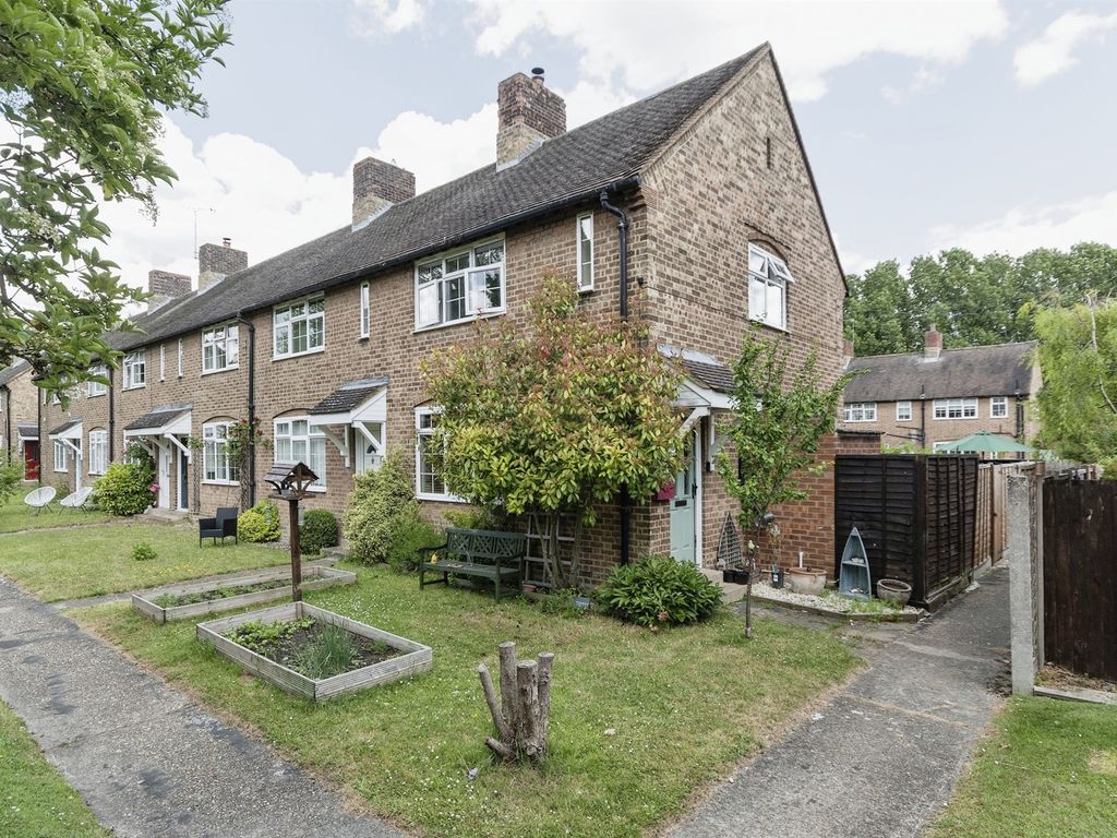 2 bed end terrace house for sale in Cambridge Crescent, Bassingbourn