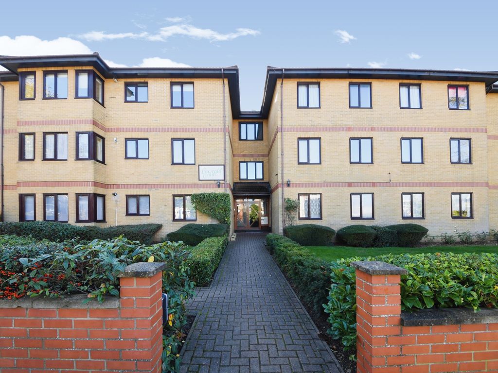 3 bed flat for sale in Emerald Court, Woodside Park Road, North